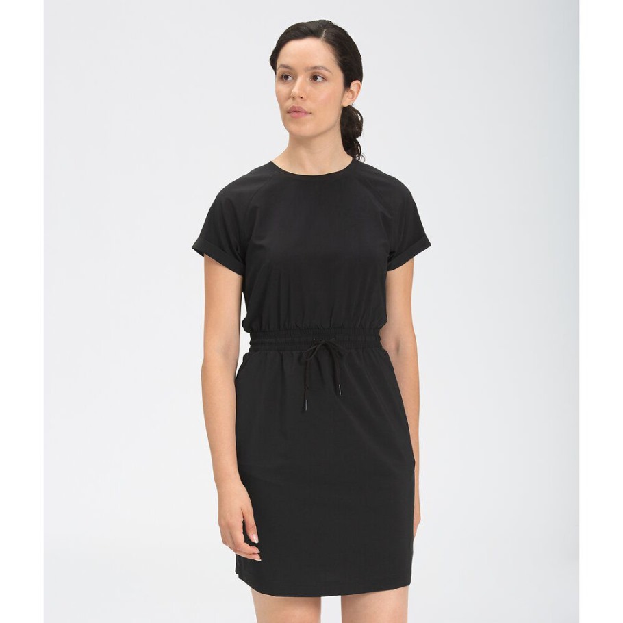 The North Face Les Femmes N'arrêtent Jamais De Porter Une Robe Noire